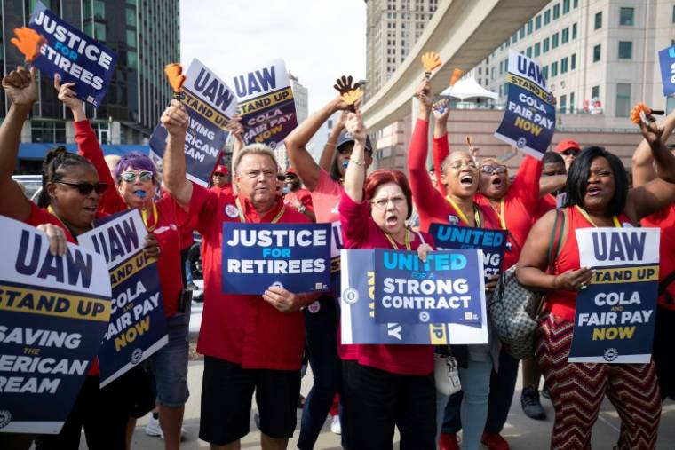Des membres du syndicat UAW défilent au premier jour de la grève, le 15 septembre 2023 à Detroit, dans le Michigan ( Getty / BILL PUGLIANO )