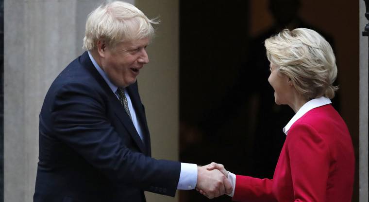 Qu’il paraît loin le temps où Boris Johnson et Ursula von der Leyen échangeaient une chaleureuse poignée de main et affichaient leur entente. (© AFP)