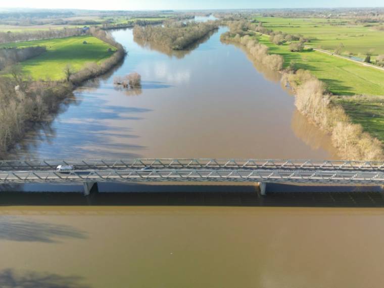Vue aérienne d'un pont sur la Loire le 19 janvier 2024 à Saint-Georges-sur-Loire (Maine-et-Loire) dans l'ouest de la France ( AFP / Damien MEYER )