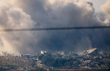 De la fumée s'élève au dessus Gaza suite à une explosion