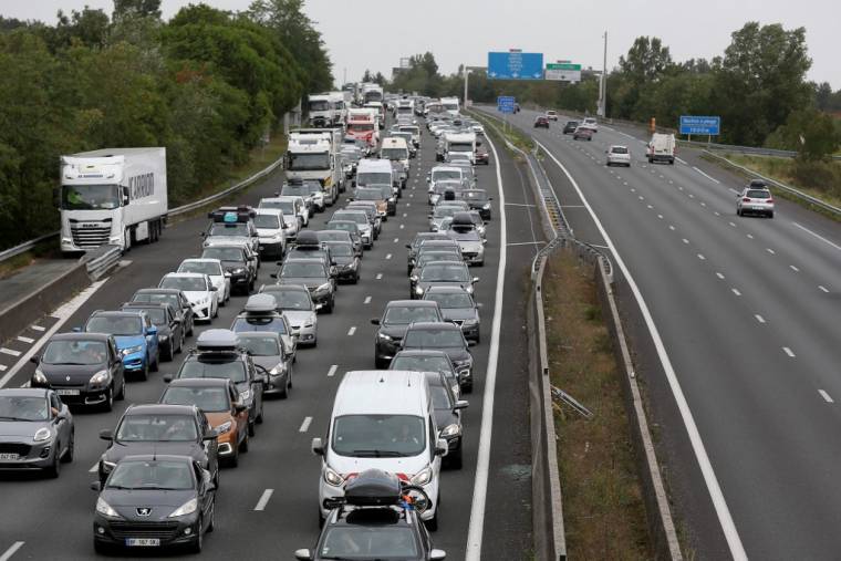 Motorists drive on the A10 motorway between Saint-Andre-de-Cubzac and Bordeaux, southwestestern France, during a heavy traffic on the crossover weekend of the French summer holidays on August 5, 2023. (Photo by ROMAIN PERROCHEAU / AFP) ( AFP / ROMAIN PERROCHEAU )