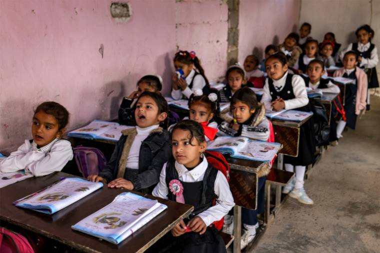 Des élèves suivent un cours dans une salle de classe d'une école située dans le centre de l'Irak, le 10 mars 2024 ( AFP / AHMAD AL-RUBAYE )