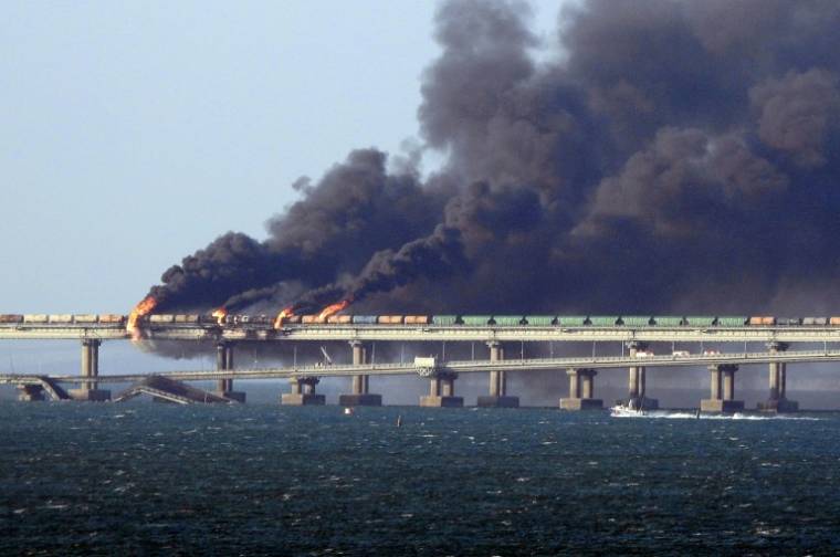 Fire on the Crimean bridge after the explosion of a truck, October 8, 2022 near Kerch ( AFP / - )