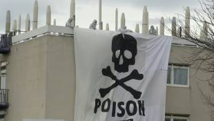 L'une des banderoles déployées le samedi 2 mars 2024 par des militants entrés dans le site du groupe d'industrie chimique Arkema à Pierre-Bénite (Rhône) pour dénoncer la pollution aux perfluorés ( AFPTV / Sylvain THIZY )