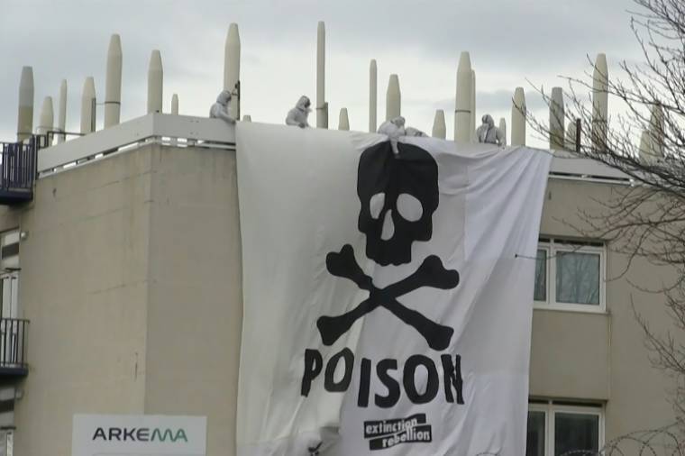 L'une des banderoles déployées le samedi 2 mars 2024 par des militants entrés dans le site du groupe d'industrie chimique Arkema à Pierre-Bénite (Rhône) pour dénoncer la pollution aux perfluorés ( AFPTV / Sylvain THIZY )