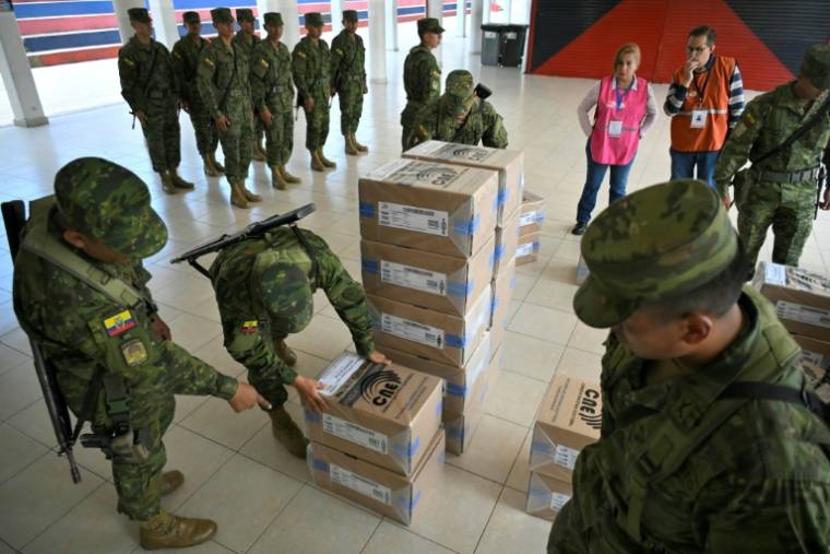 Des soldats distribuent du matériel électoral pour un référendum, le 20 avril 2024 à Quito, en Equateur ( AFP / Rodrigo BUENDIA )