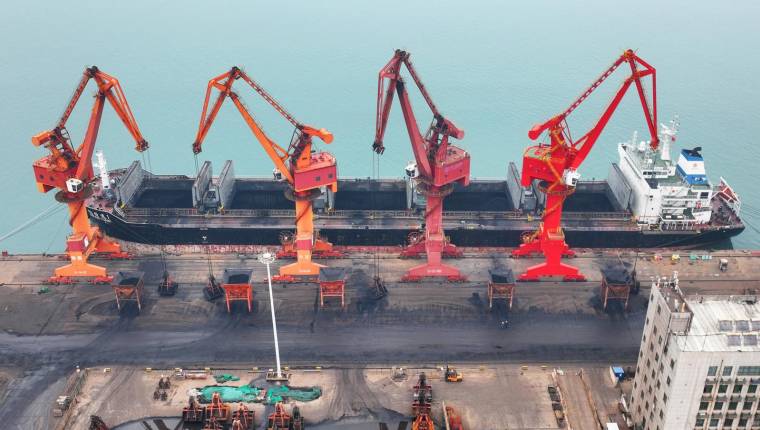 Un cargo rempli de charbon, à Lianyungang, dans la province de Jiangsu ( AFP / STR )