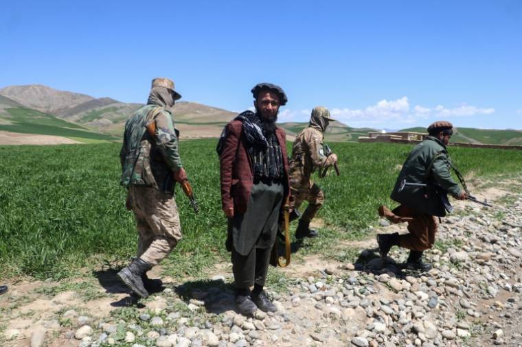 Des talibans le long d'un champ dans la province du Badakhshan, dans le nord-est de l'Afghanistan, le 6 mai 2024 ( AFP / OMER ABRAR )