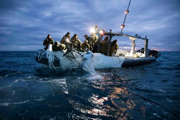 Photo diffusée par marine américaine montrant la récupération des débris d'un ballon chinois dans l'océan Atlantique, le 5 février 2023 ( US NAVY / Petty Officer 1st Class Tyler Th )