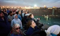 Des gens lèvent les yeux pour voir l'éclipse totale à Niagara Falls, Ontario, Canada, le 8 avril 2024 ( AFP / Geoff Robins )