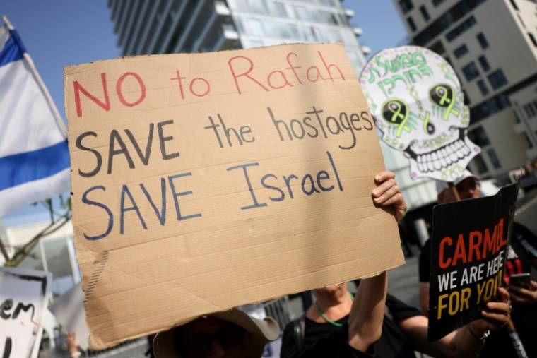 Manifestation de proches d'otages détenus par le Hamas à Gaza, le 1er mai 2024 Tel-Aviv ,devant un hôtel où va séjourner le secrétaire d'Etat américain Antony Blinken ( AFP / Tomer APPELBAUM )