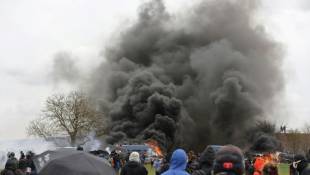 Un véhicule de gendarmerie en flammes lors d'affrontements autour d'une réserve d'eau contestée en construction à Sainte-Soline (Deux-Sèvres), où des milliers de personnes se sont mobilisées malgré l'interdiction du rassemblement, le 25 mars 2023 ( AFP / Thibaud MORITZ )