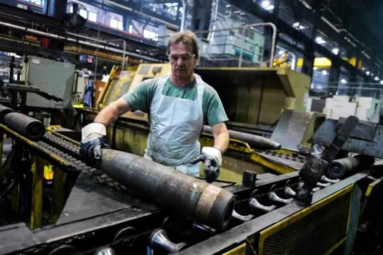 Un ouvrier travaille sur un obus de 155 mm à l'usine SCAAP de Scranton, en Pennsylvanie (nord-est des Etats-Unis), le 16 avril 2024 ( AFP / Charly TRIBALLEAU )
