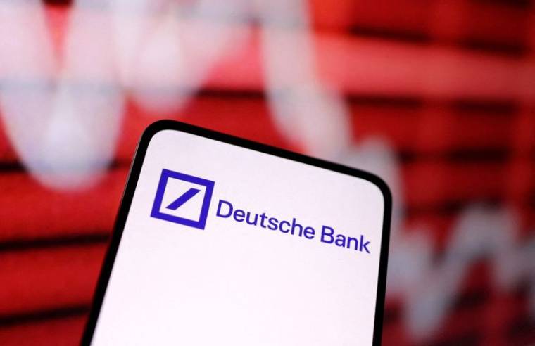 Illustration du logo de Deutsche Bank et du graphique réprésentant la baisse des actions