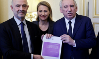 Le premier président de la Cour des Comptes de France, Pierre Moscovici (G), aux côtés de la ministre française chargée du Travail et de l'Emploi, Astrid Panosyan-Bouvet (C), présente les résultats du rapport sur les retraites au Premier ministre français François Bayrou (D) à l'hôtel Matignon à Paris, le 20 février 2025 ( POOL / STEPHANE DE SAKUTIN )