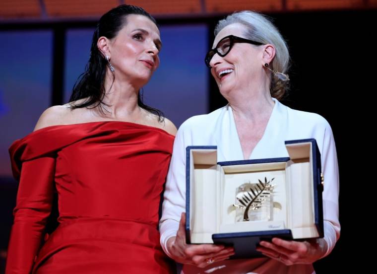 L'actrice américaine Meryl Streep (d) reçoit une Palme d'or d'honneur remise par l'actrice Juliette Binoche, lors de la cérémonie d'ouverture du 77e Festival de Cannes, le 14 mai 2024 ( AFP / Valery HACHE )