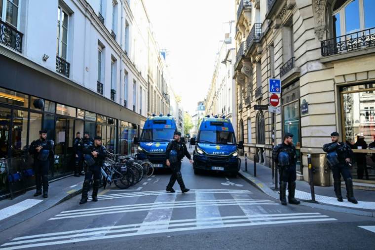 Des gendarmes bloquent une rue lors que des manifestants se rassemblent devant l'entrée de Sciences Po Paris, le 3 mai 2024 ( AFP / MIGUEL MEDINA )