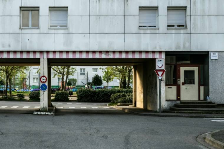 Un bâtiment du quartier de la Monnaie où un adolescent de 15 ans a été poignardé, le 10 avril 2024 à Romans-sur-Isère, dans la Drôme ( AFP / JEFF PACHOUD )