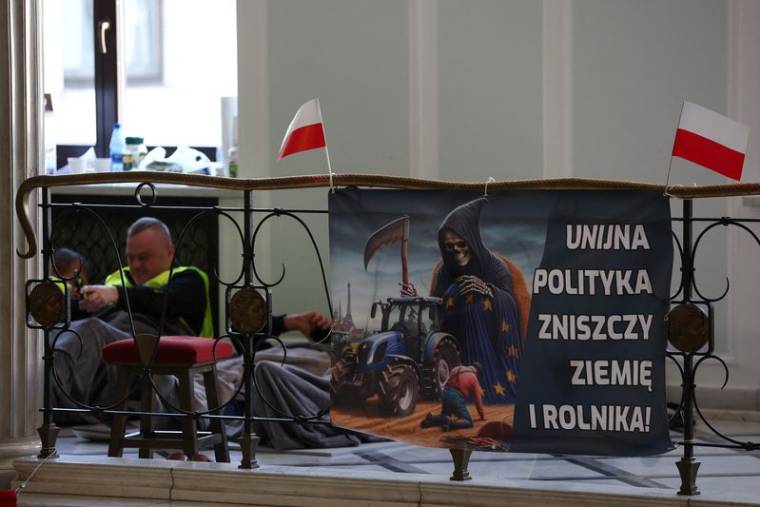 Les agriculteurs polonais entament une grève de la faim au parlement, à Varsovie