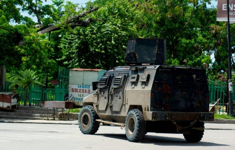Un véhicule blindé de la police patrouille à Port-au-Prince en Haïti, le 24 mai 2024 ( AFP / Clarens SIFFROY )