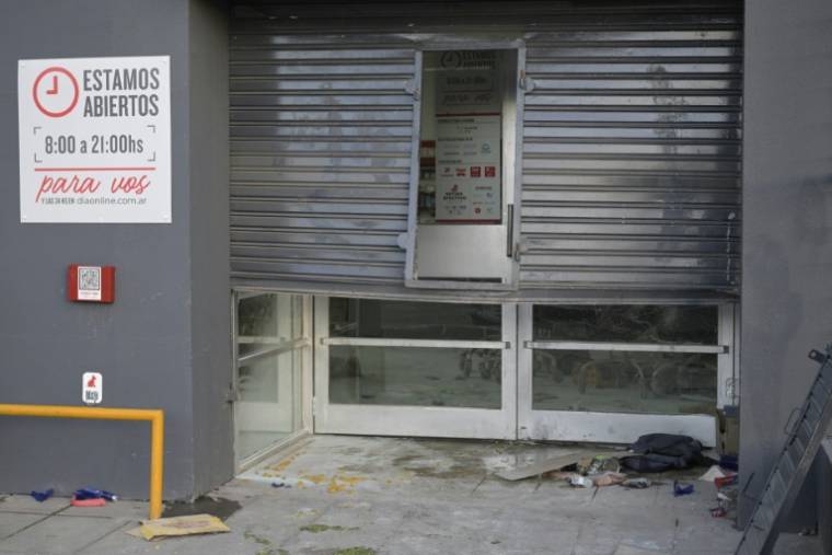 L'entrée endommagée d'un supermarché après son pillage, le 22 août 2023 à José C. Paz, faubourg populaire près de Buenos Aires, en Argentine ( AFP / Juan MABROMATA )
