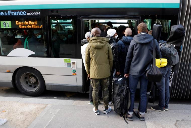 Pour revenir à la normale, la RATP compte recruter 2.500 conducteurs de bus et 400 conducteurs de métro ( AFP / LUDOVIC MARIN )