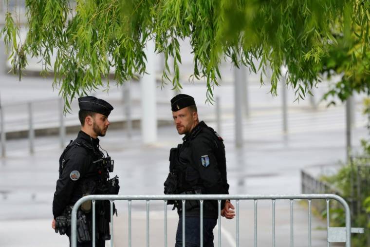 Des gendarmes sécurisent le 5 mai 2024 à Nanterre, dans les Hauts-de-Seine, l'accès au lieu de la reconstitution de la scène de la mort de Nahel ( AFP / Geoffroy VAN DER HASSELT )