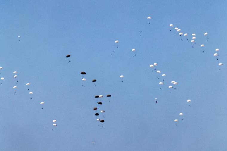 Des parachutes d'aide humanitaire sont largués au-dessus de la bande de Gaza assiégée, le 4 avril 2024 ( AFP / JACK GUEZ )