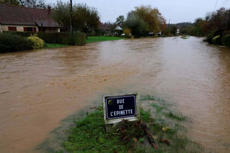 Une rue inondée d'Enquin-sur-Baillons dans le Pas-de-Calais