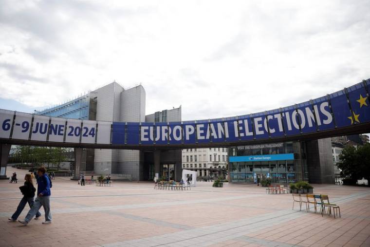 Un panneau annonçant les prochaines élections européennes, au Parlement européen à Bruxelles