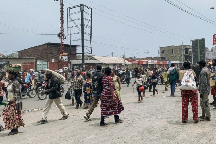 Des habitants transportent des marchandises pillées dans des magasins et des entrepôts humanitaires à Goma, le 28 janvier 2025 en RDC ( AFP / - )