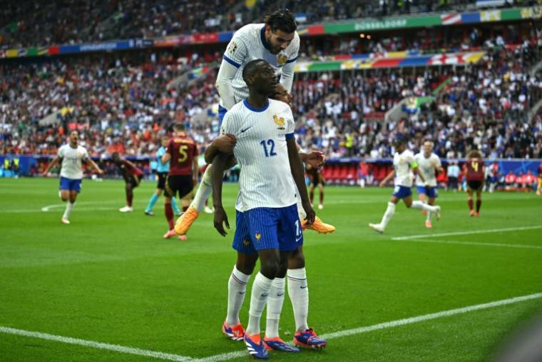 Randal Kolo Muani, au centre, félicité par ses coéquipiers après l'ouverture du score de la France contre la Belgique lundi en huitième de finale de l'Euro en Allemagne ( AFP / OZAN KOSE )