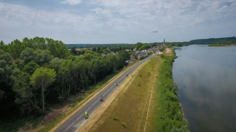 Des cyclistes sur le parcours "La Loire à vélo", qui relie Cuffy, dans le Cher, à Saint-Nazaire, en Loire-Atlantique, le 2 juillet 2019 ( AFP / GUILLAUME SOUVANT )