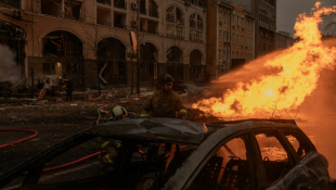 Des secouristes ukrainiens essaient d'éteindre un incendie sur les lieux d'une attaque de missiles russes, à Kiev, le 20 décembre 2024 ( AFP / Roman PILIPEY )