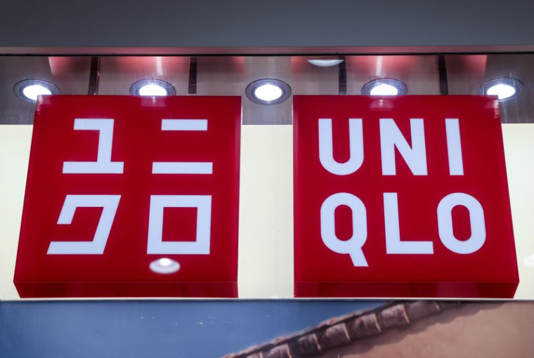 Logo d'Uniqlo à l'extérieur de son magasin à Moscou