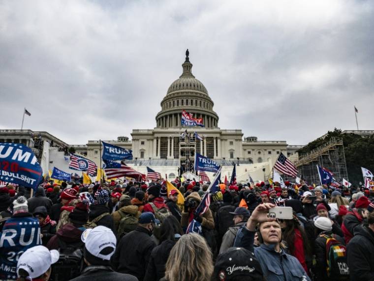 Des partisans du président américain Donald Trump rassemblés devant le Capitole, le 6 janvier 2021 à Washington ( Getty / Samuel Corum )
