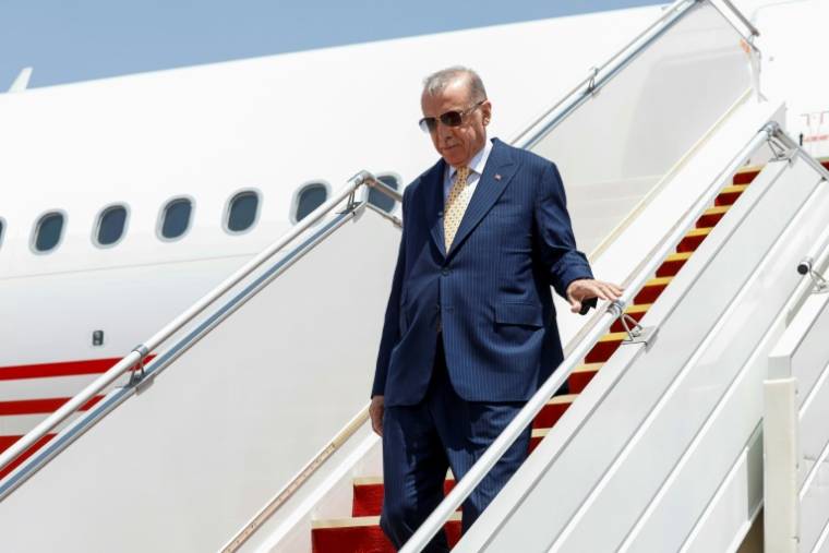 Le président turc Recep Tayyip Erdogan arrive le 22 avril 2024 à Bagdad ( POOL / Thaier Al-Sudani )