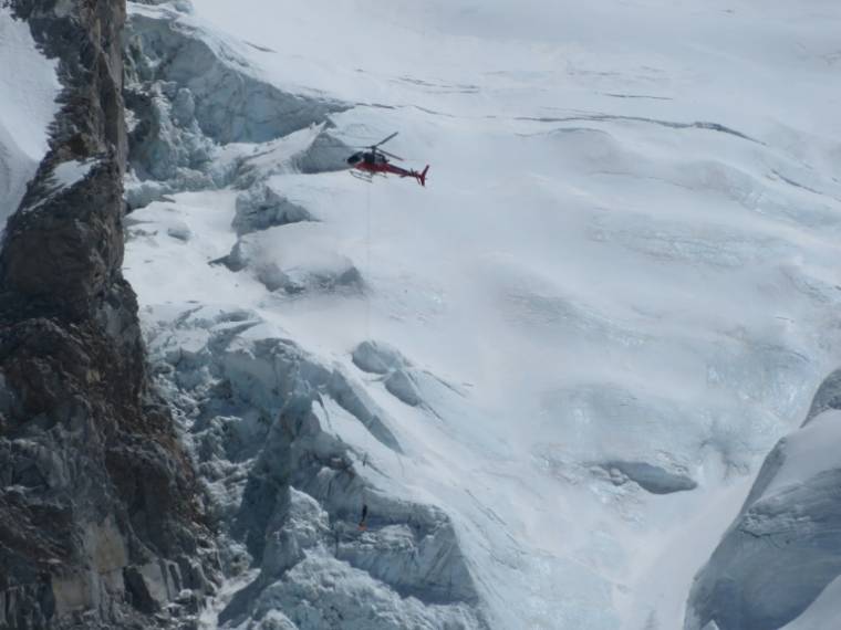 Un hélicoptère népalais de secours atterrit au camp de base de l'Everest le 18 avril 2014 après l'avalanche qui a tué 16 guides locaux ( AFP / Robert KAY )