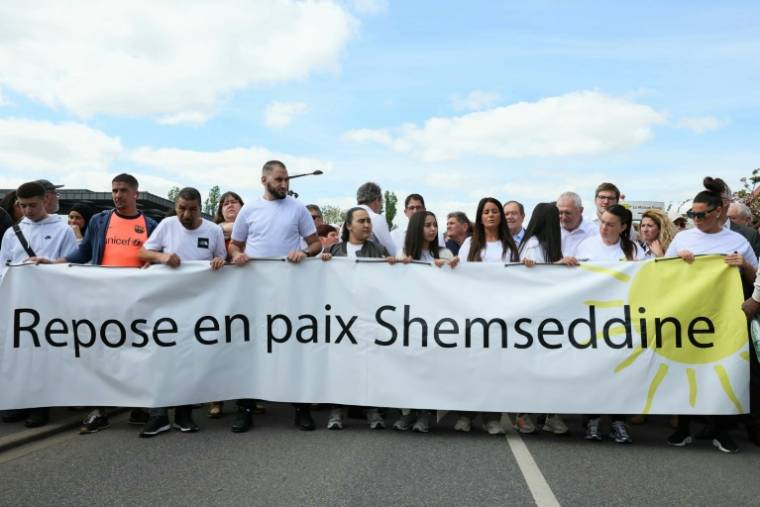 Marche blanche en mémoire de Shemseddine le 12 avril 2024 à Viry-Châtillon, en Essonne ( AFP / Alain JOCARD )