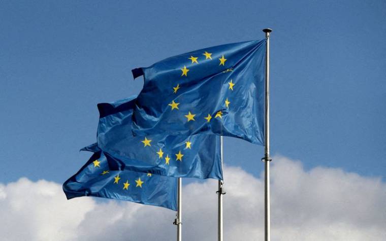 Photo d'archives des drapeaux de l'Union européenne qui flottent devant le siège de la Commission européenne à Bruxelles