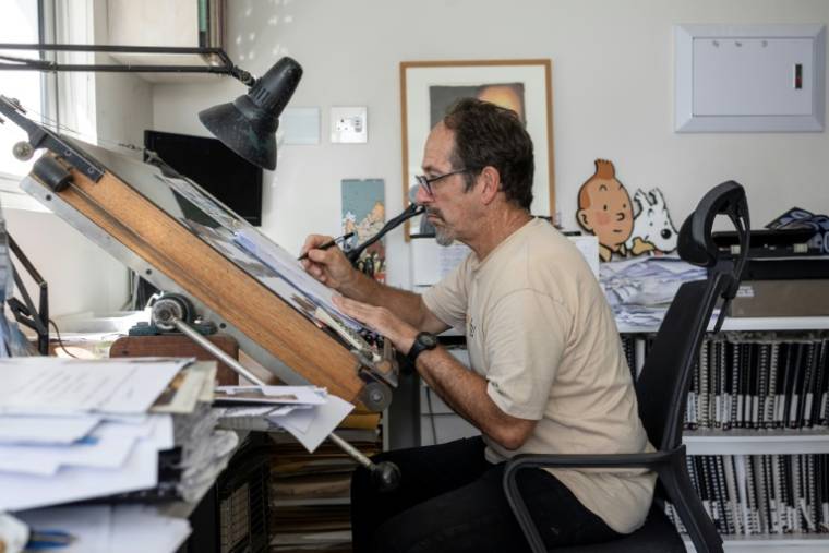 Le caricaturiste Jonathan Shapiro, connu sous le nom de Zapiro, travaille dans son atelier au Cap, en Afrique du Sud, le 4 avril 2024 ( AFP / WIKUS DE WET )