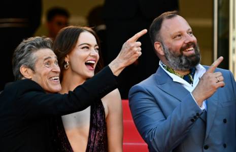 Le réalisateur grace Yorgos Lanthimos (d), l'actrice américaine Emma Stone (c) et l'acteur américain Willem Dafoe arrivent pour la projection du film "Kinds of Kindness", le 17 mai 2024 au 77e Festival de Cannes ( AFP / LOIC VENANCE )