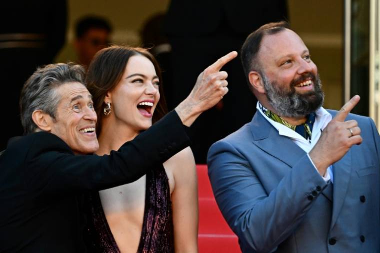 Le réalisateur grace Yorgos Lanthimos (d), l'actrice américaine Emma Stone (c) et l'acteur américain Willem Dafoe arrivent pour la projection du film "Kinds of Kindness", le 17 mai 2024 au 77e Festival de Cannes ( AFP / LOIC VENANCE )