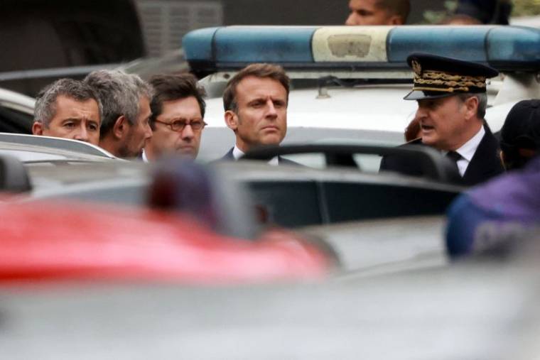 Emmanuel Macron, Gérald Darmanin et des responsables arrivent au lycée Gambetta-Carnot d'Arras où un enseignant a été tué dans une attaque au couteau
