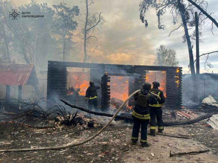 Des pompiers luttent contre un incendie après une frappe russe sur Kherson, le 21 avril 2024 en Ukraine ( Services d'urgence ukrainiens / Handout )