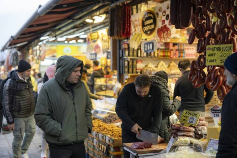 Le bazar aux épices du quartier d'Eminönu, à Istanbul, pendant le mois du ramadan, le 15 mars 2024 ( AFP / Yasin AKGUL )