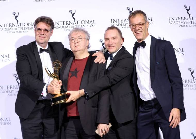 Photo d'archives des producteurs de la série télévisée "Dix pour cent" après avoir remporté un Emmy Award en 2021 à New York, aux États-Unis