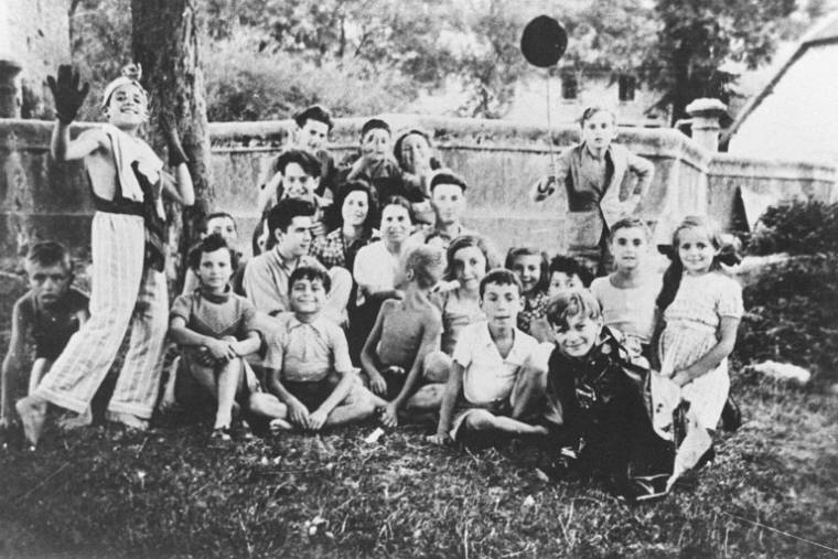 Les enfants juifs du Foyer d'Izieu peu avant leur déportation, le 6 avril 1944, vers les camps d'extermination d'Auschwitz ( HO / - )