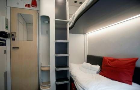 Un compartiment de la nouvelle génération des trains-couchettes Nightjet de la compagnie autrichienne ÖBB, le 30 septembre 2023 à Vienne ( AFP / Alex HALADA )