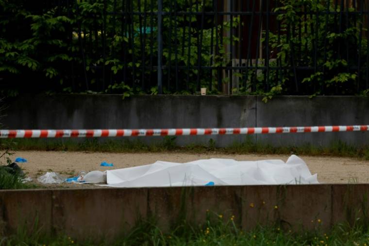 La scène de crime où deux hommes ont été tués par balle à Sevran, en Seine-saint-Denis, le 5 mai 2024 ( AFP / Geoffroy VAN DER HASSELT )
